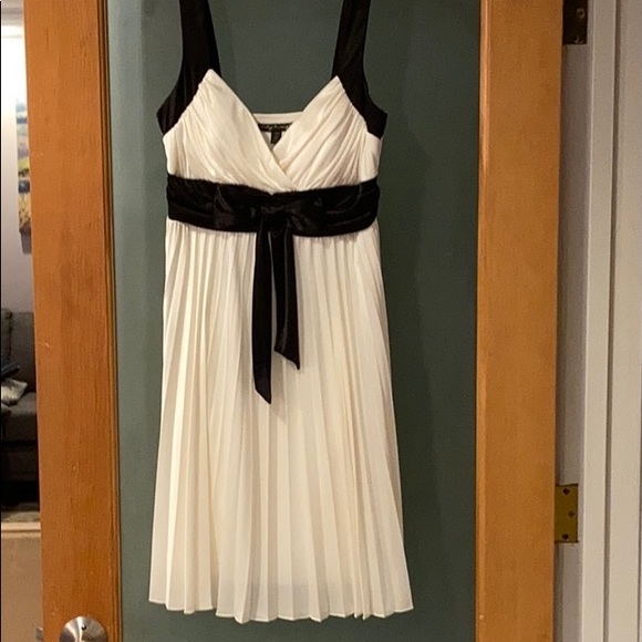 Cream and black silky dress - Picture 11 of 11